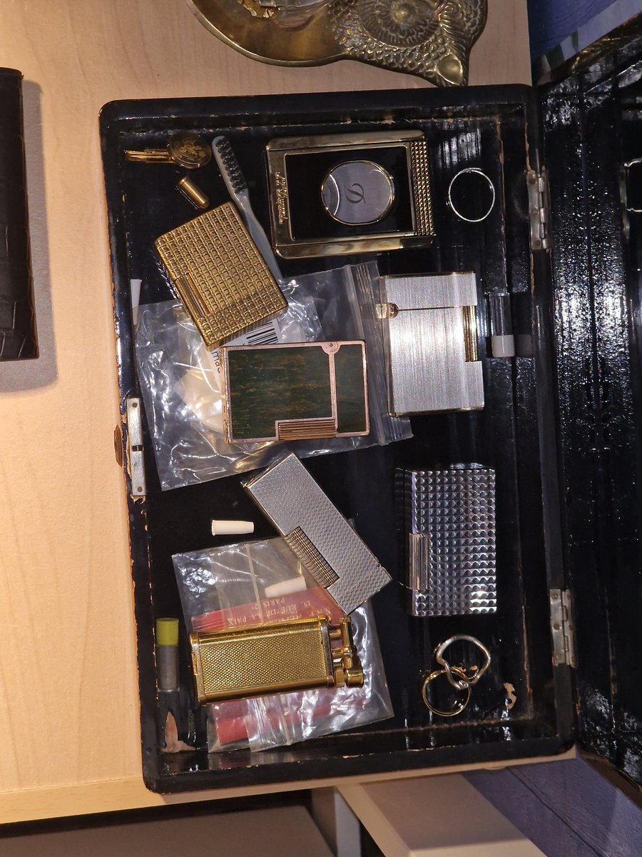 Foukitz's tweet image. Jamais posé la question ici c'est vrai, mais ça en intéresse des briquets Dupont ou Cartier ?