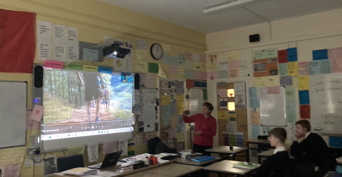 Mme Christelle Pautrel,French teacher from Collège Jean Monnet/Lycée Edmond Rostand in Luchon,France assisting our French teachers this week in Pobalscoil & addressing the students about organizing exchanges between our students & French students from Luchon in the near future 🇫🇷