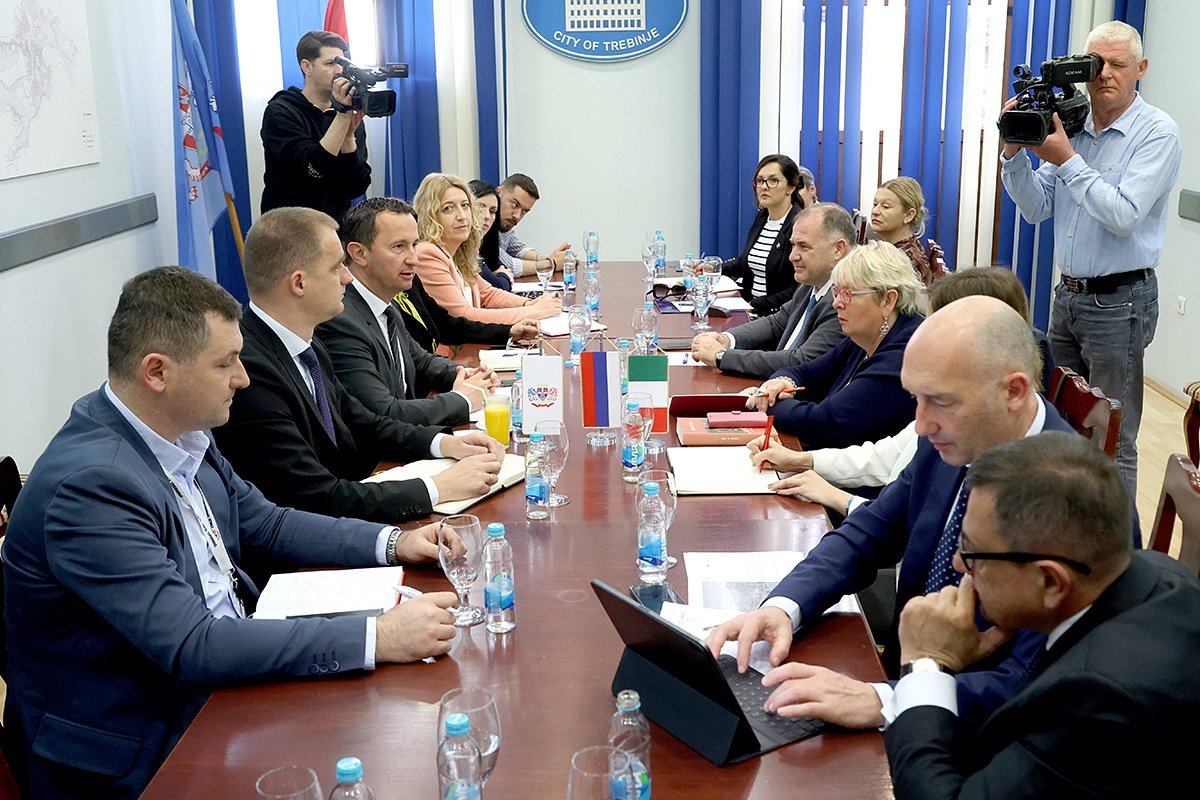 Official_SFTH's tweet photo. Sastanak predstavnika Grada Trebinja i delegacije regije Lombardija o saradnji na projektima iz oblasti turizma, kulture, poljoprivrede i održivog razvoja.

Prisutnima smo predstavili projekat #SmarteraEU koji implementiramo zajedno sa Turističkom Organizacijom Republike Srpske. https://t.co/m029F92K28