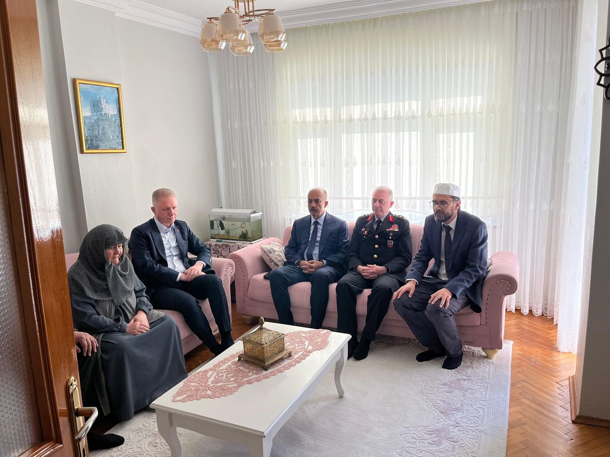 Akşemsettin Mahallemizde, kahraman askerimiz, şehidimiz Metin Kaya’nın evine ziyarette bulunduk. Şehidimizin değerli annesi Saniye Kaya’ya saygımızı ve minnetimizi ifade ettik. İlçemizdeki şehit ailelerimizin her zaman yanlarında olacağız.