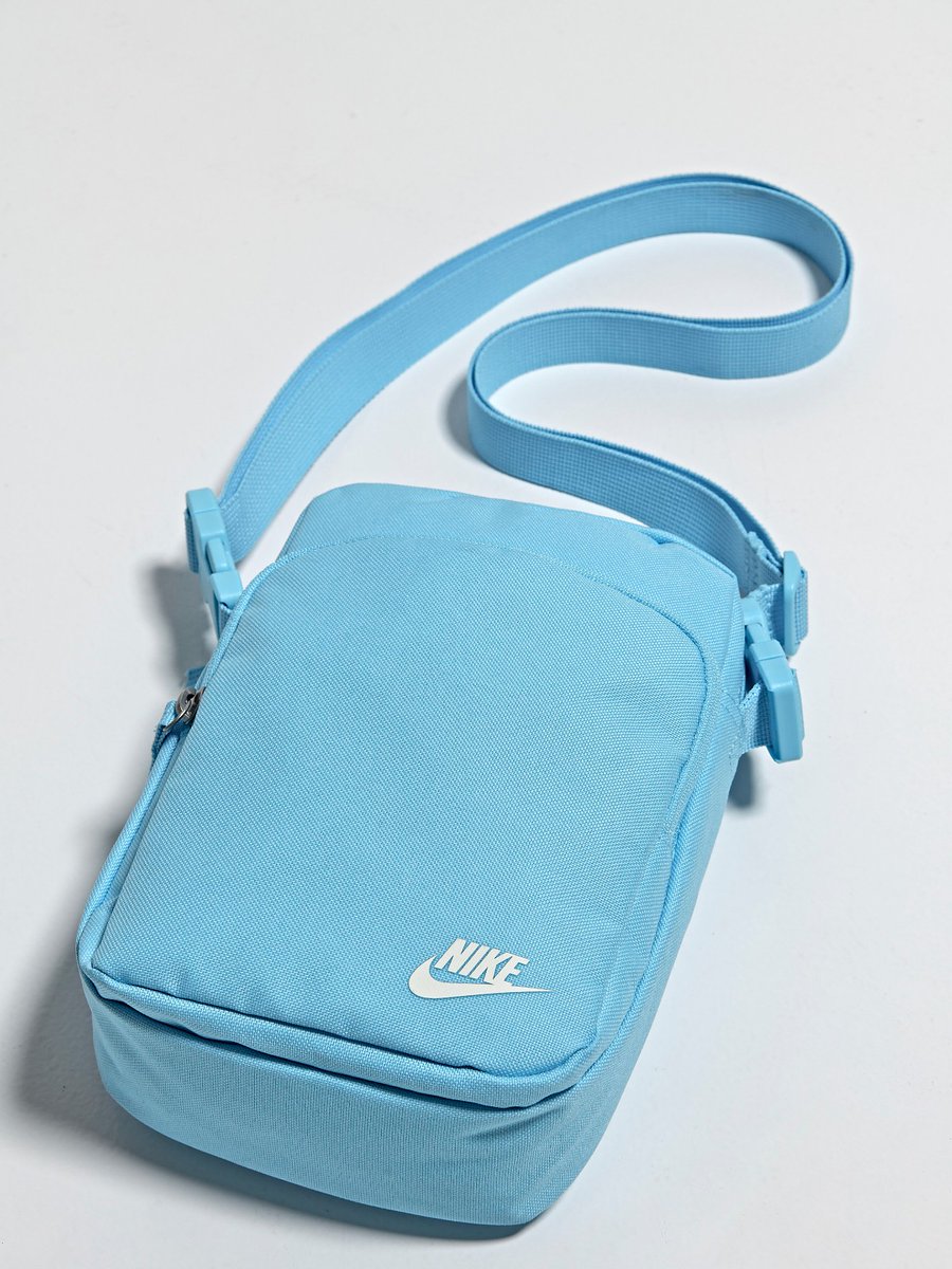 Spring essentials to make your outfit POP! 😍 Grab the latest #Nike accessories and more online or in-store.📲 finl.co/1pl0