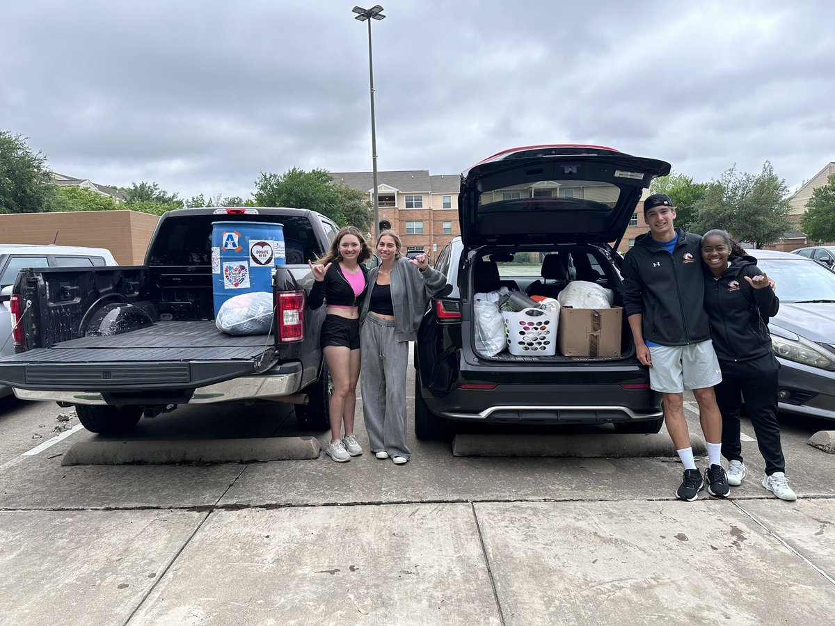 Picking up the donations and taking them to @missionarlington. 👟 👕 drive!!! #mavcity #mavup #MakingMemories #TrailBLAZE #utasaac #wacsaac #mavericksgiveback #CommunityService  #buckem