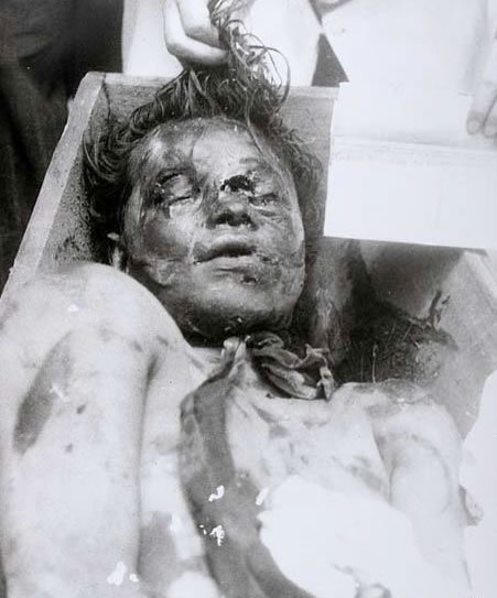 DeepSageApp's tweet photo. La turba desnudó a Juan Roa Sierra y lo arrastraron halado del cabello hasta la plaza de Bolívar mientras le daban patadas y lo golpeaban. El pueblo tenía mucha ira https://t.co/AgJm94EeLx