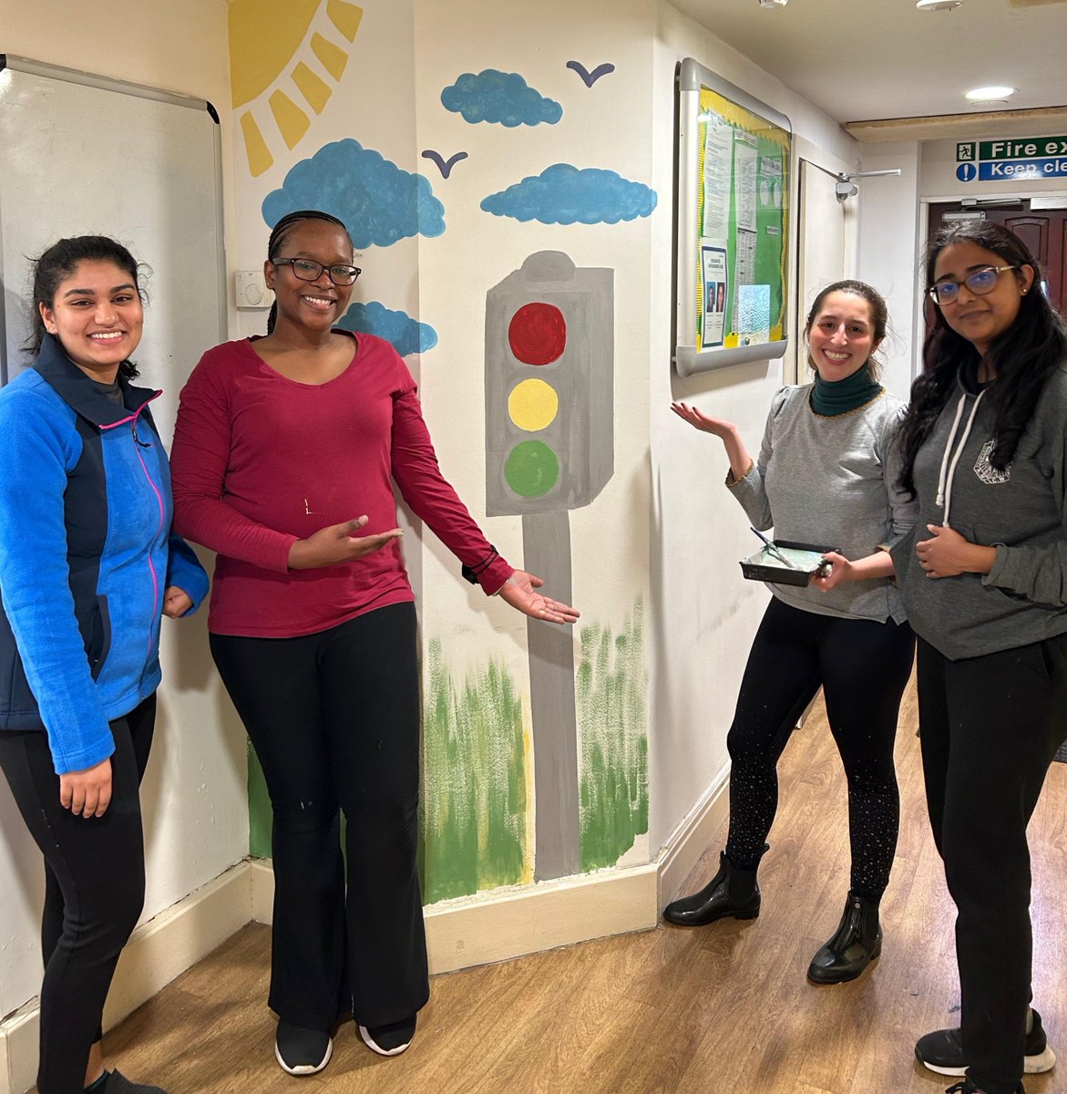 It feels good to give back 💙 Recently, a group of #Chevening Scholars came together to take part in a volunteering event. They put their creative skills to use, painting and decorating a care centre for young people with special educational needs 🎨🖌️ chevening.org/living-in-the-…