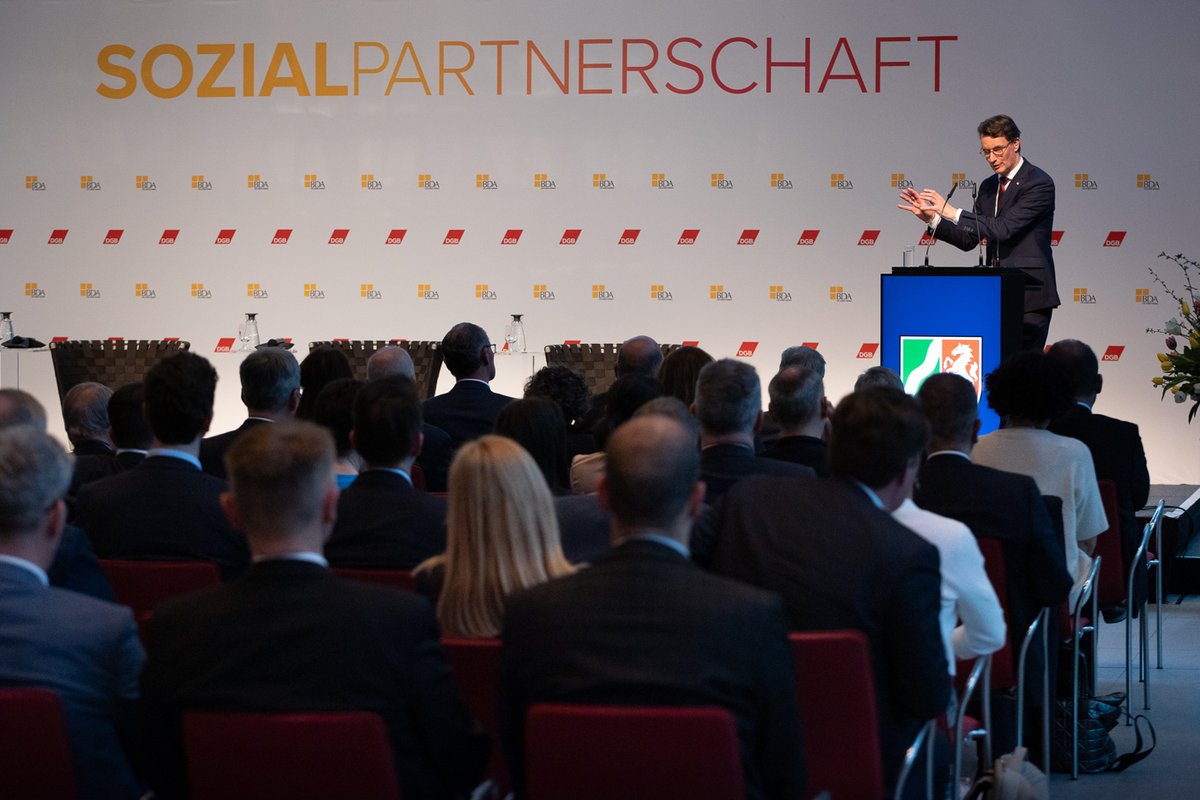 „Mitbestimmung und Sozialpartnerschaft sind Säulen der Sozialen Marktwirtschaft und prägende Kräfte der wirtschaftlichen Entwicklung bei uns in #NRW“, so MP @HendrikWuest beim ersten Parlamentarischen Sozialpartnerabend von @DieBDA und @DGB_news bei @NRW_in_Berlin. #TeamNRW