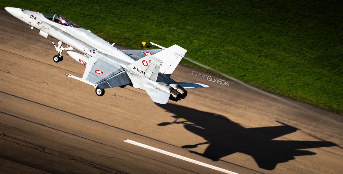 Formación cerrada 🇨🇭 #F18 #Hornet #Meiringen #Swissairforce #Schweizerarmee #avgeek #aviation #military #sonyalpha