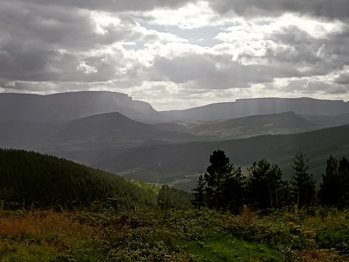 pagazauskas's tweet photo. Gure mendiak 🤩 #mendia #mendira #mendiak #montes #monte #montaña #mountains #mountain #trekking #natura #naturaleza #nature #laudio #gorobel #aiaraldea #araba #euskalmendiak #euskalherria #euskadi https://t.co/J5grcvkLXU