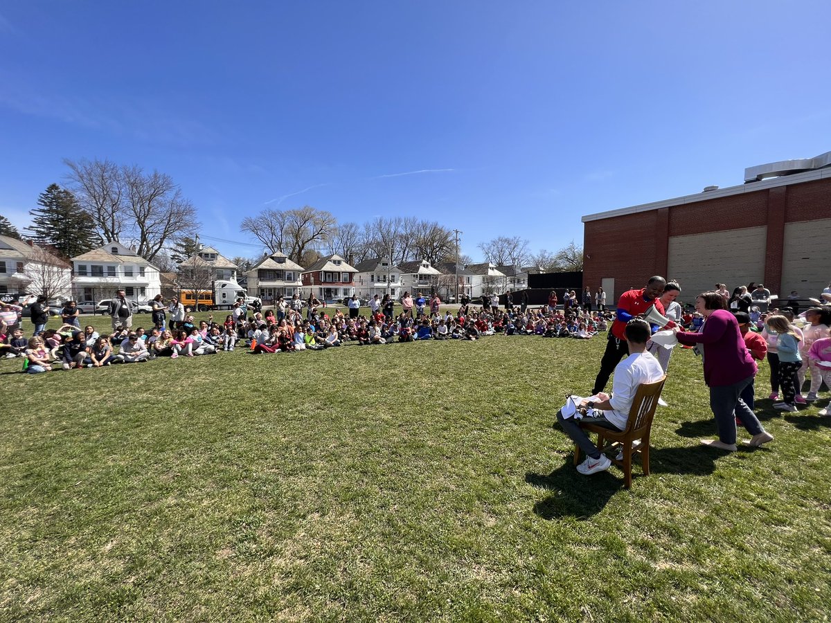 SCSchools's tweet photo. 🍨@HoweSCSD Principal Sitts becomes a human ice cream sundae to celebrate students raising $2500+ for Ronald McDonald House. Students read📚 for every dollar donated! #SchenectadyRising https://t.co/MuJLJgEpX5