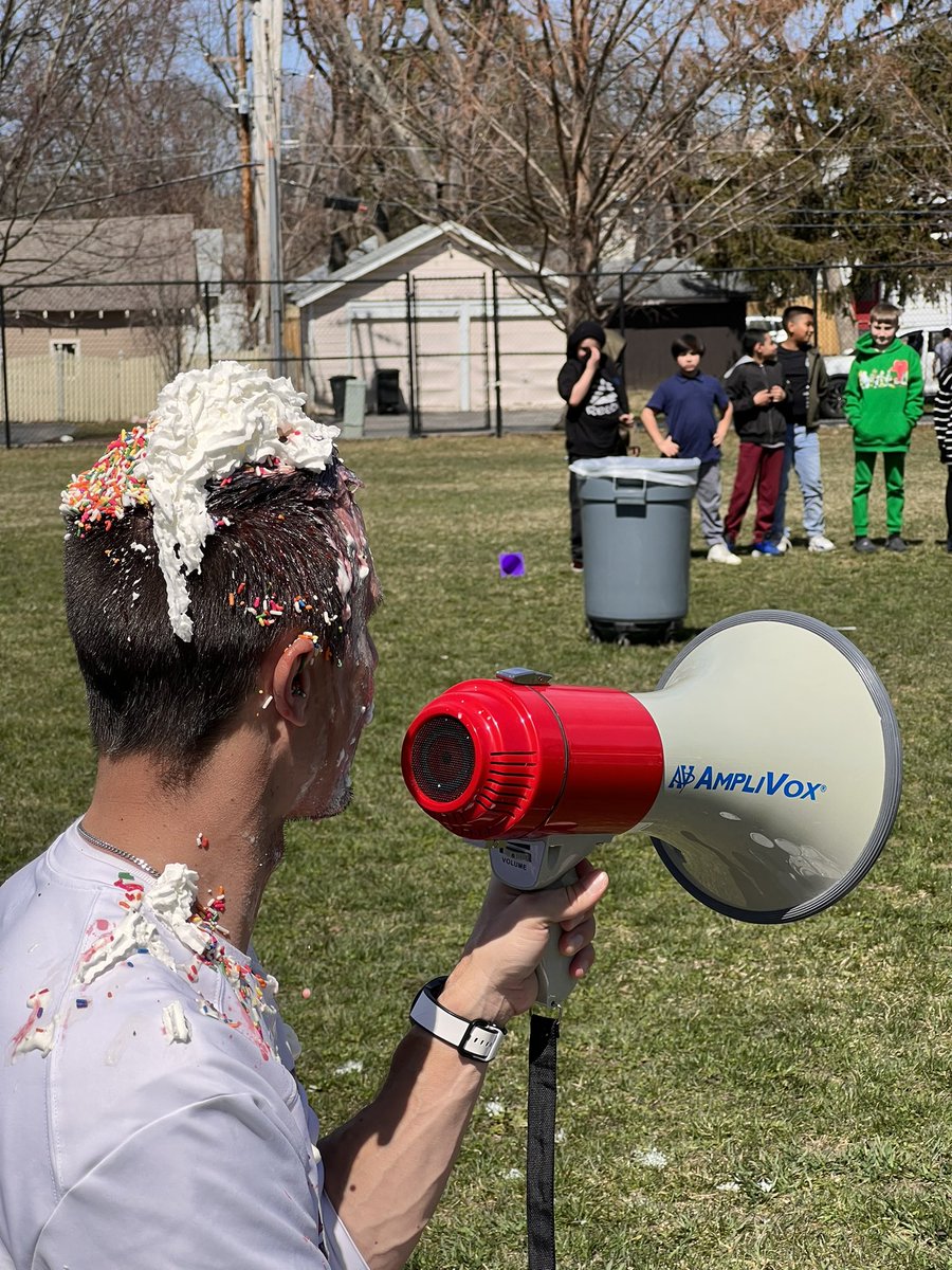 🍨@HoweSCSD Principal Sitts becomes a human ice cream sundae to celebrate students raising $2500+ for Ronald McDonald House. Students read📚 for every dollar donated! #SchenectadyRising