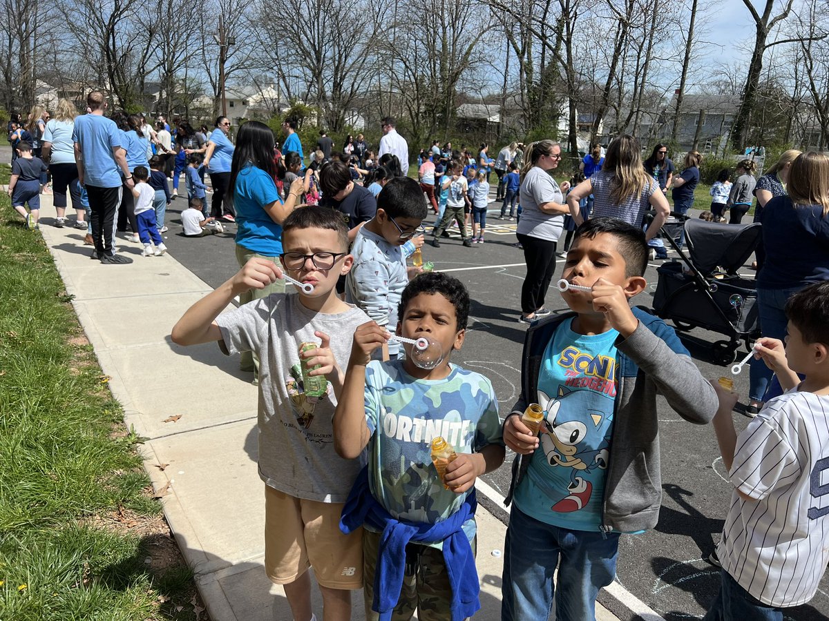 LynnCrest3's tweet image. A perfect day to blow bubbles for autism awareness! @LC22Connelly #22Tigers #WTSD_DEI