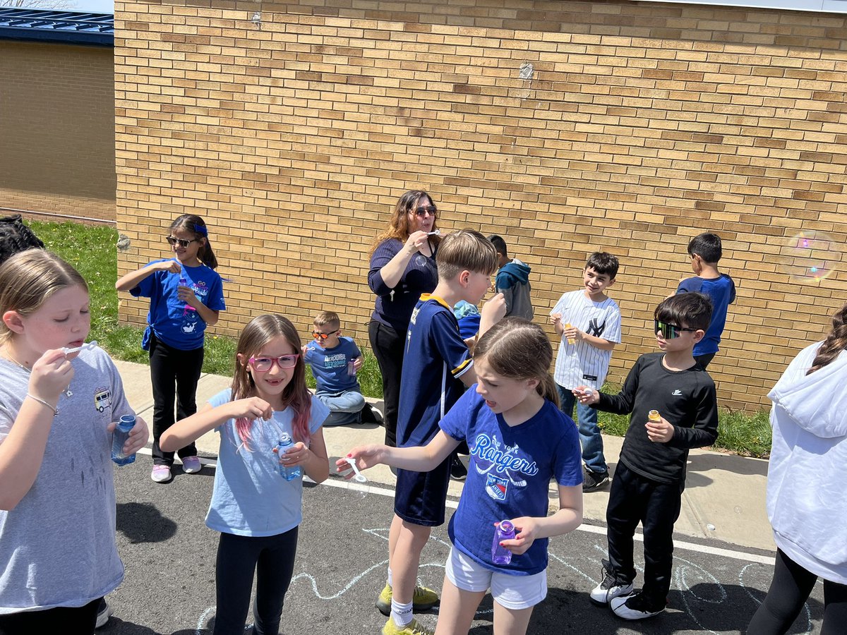 LynnCrest3's tweet image. A perfect day to blow bubbles for autism awareness! @LC22Connelly #22Tigers #WTSD_DEI