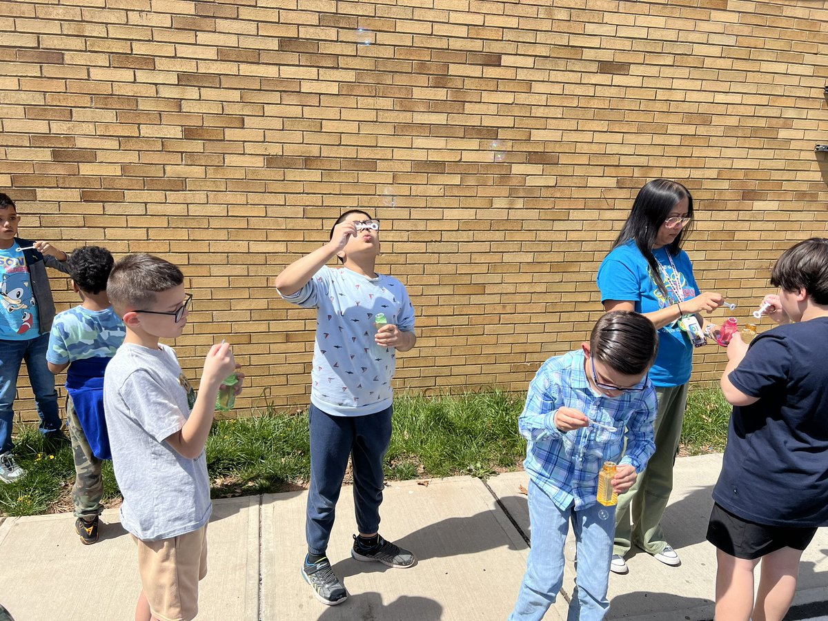 LynnCrest3's tweet image. A perfect day to blow bubbles for autism awareness! @LC22Connelly #22Tigers #WTSD_DEI