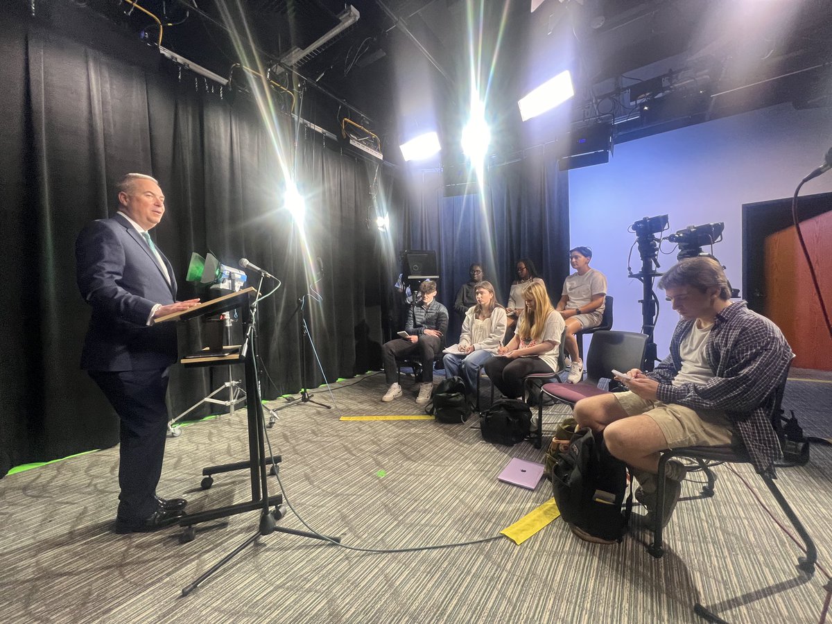 Loyola University President Terrence Sawyer stopped by and held a press conference for my media writing students. His insight was invaluable. It was a student-led effort #media ⁦⁦@LoyolaMaryland⁩ ⁦⁦@LoyolaPres⁩ ⁦@GreyCommStudios⁩