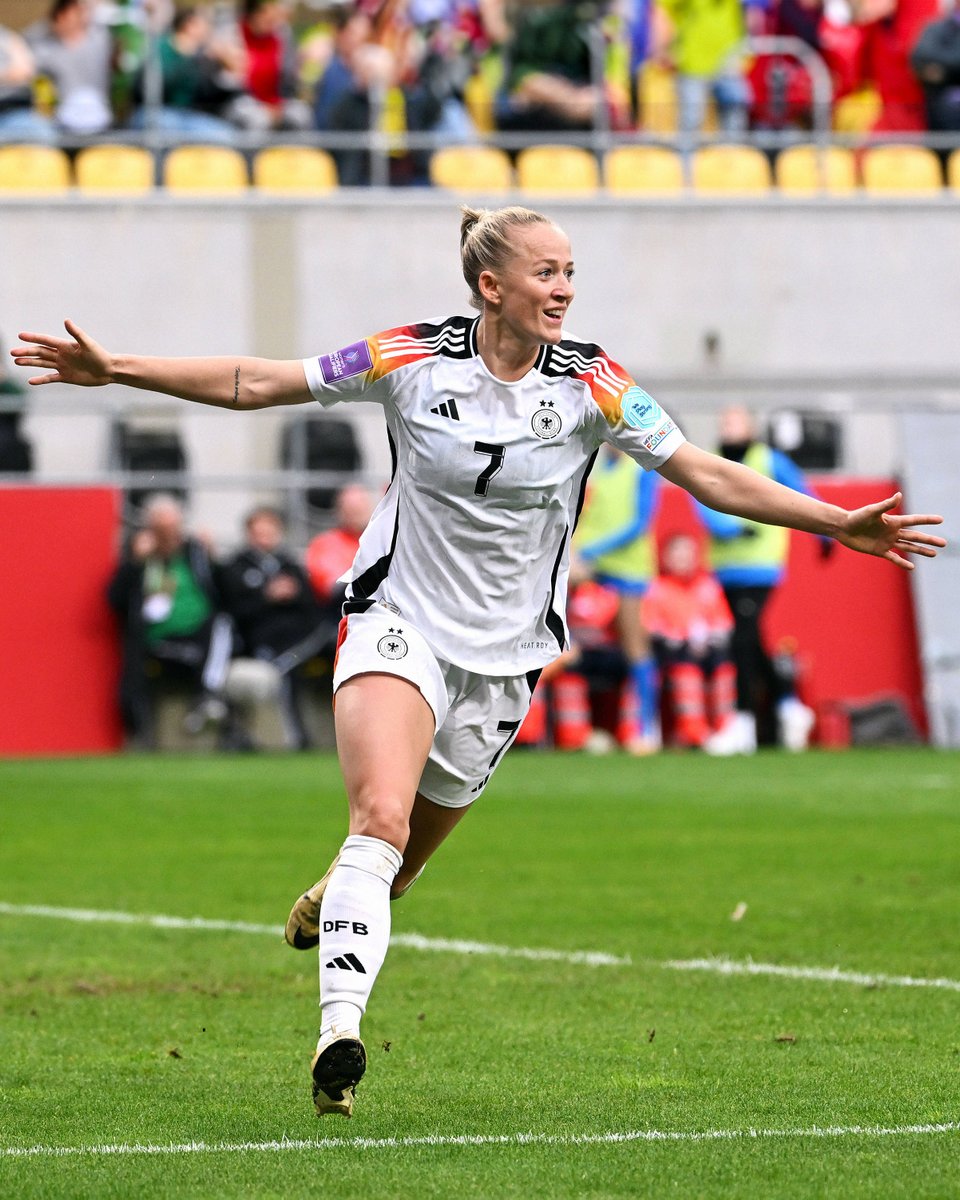 #EsSchüllert! 🌟 Lea #Schüller bringt Deutschland mit ihrem Doppelback zweimal in Führung und schießt die @DFB_Frauen zum Sieg! ⚽️⚽️

#GERISL 3:1  

#FCBayern #MiaSanMia