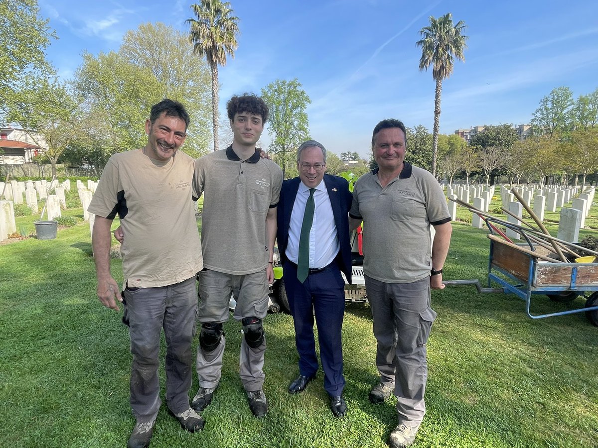 A pleasure to catch up over a Neapolitan coffee early this morning with Giancarlo and colleagues - and to thank them for their brilliant work keeping the @CWGC Naples War Cemetery pristine. Grazie mille e buon lavoro!