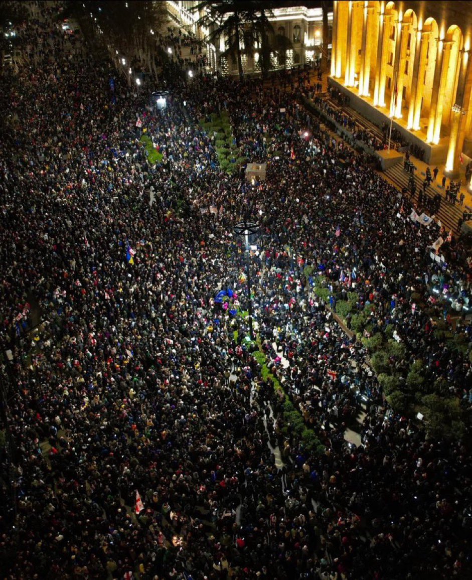 The people of Georgia have had enough of the corrupt pro-Russian regime. Massive demonstrations in the capital Tbilisi. Enough is enough.