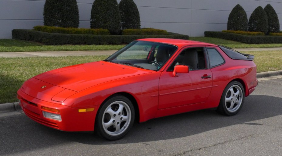 Exprimieron tanto al régimen de importación de autos clásicos que lo mataron. Un tiro en el pie. Miren qué delirio: Porsche 944, valor en USA 30k USD. Traerlo a Argentina: +1.000 USD flete +300 USD seguro +10.955 USD derechos de importación (35%) +939 USD tasa de estadística…