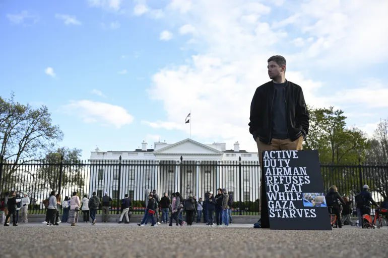 Sitz- und Hungerstreik vor dem #WhiteHouse Der Luftwaffenoffizier der US-Armee, Larry Hibbert, hat einen Sitzstreik und unbefristeten Hungerstreik vor dem weißen Haus in Washington begonnen. Seine Forderung: Der Genozid der israelischen Besatzer in Palästina muss aufhören