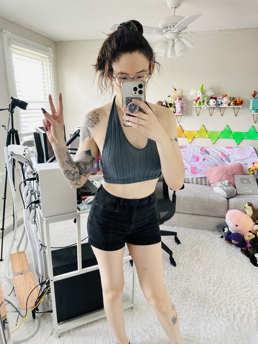 the weather is so nice out now and I’M SO HAPPY AHHH it’s finally warm weather cute clothes and happy stream time ^_^ ✨ twitch.tv/bloody ✨