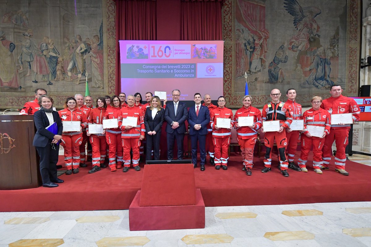 Oggi a Montecitorio con il Vicepresidente della Camera, @giorgiomule, per la consegna dei brevetti della Croce Rossa di trasporto sanitario e soccorso in ambulanza 2023 a 17 nuovi operatori.