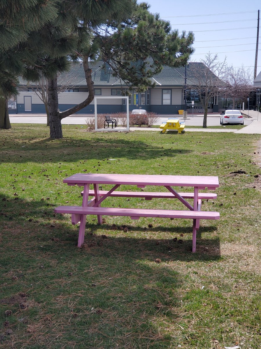 MurdockBig's tweet photo. 4 garbage cans within a few hundred feet of each other, but not a single garbage can where the picnic tables are at the Iroquois Park Sports Centre next to the gallery. #whitby @TownofWhitby #sports #garbage https://t.co/WYHVUdkbJh