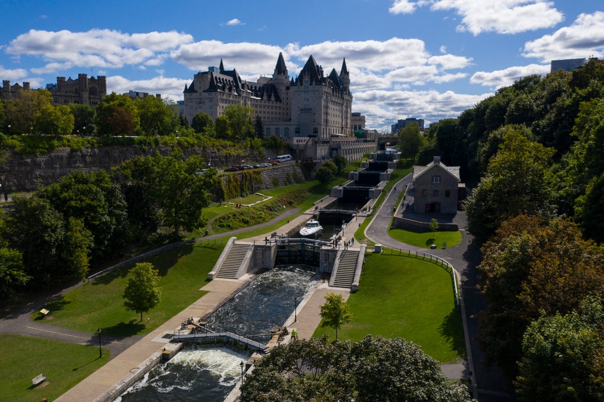 🦄 Happy National Unicorn Day! 🦄 We may not have found any REAL unicorns along the Rideau Canal, but we do have the one of a kind Ottawa Locks! ♥ parks.canada.ca/lhn-nhs/on/rid…