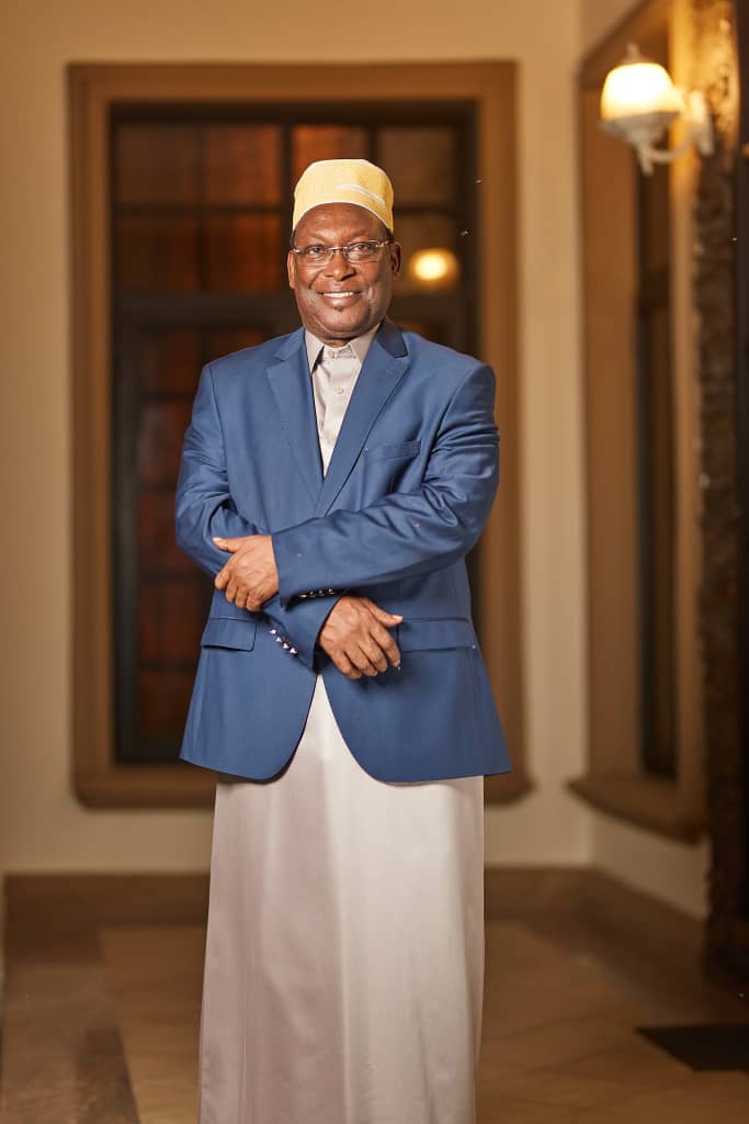 Eid Mubarak! Katika sherehe hii njema ya Eid ul-Fitr, natoa salamu zangu za dhati na kuwatakia yote yaliyo mema kwa Waislamu wote duniani. Nawaombea siku hii iwe imejaa amani, furaha, na baraka kwenu na kwa wapendwa wenu. Tunaposherehekea mwisho wa Ramadhani, tukumbuke masomo