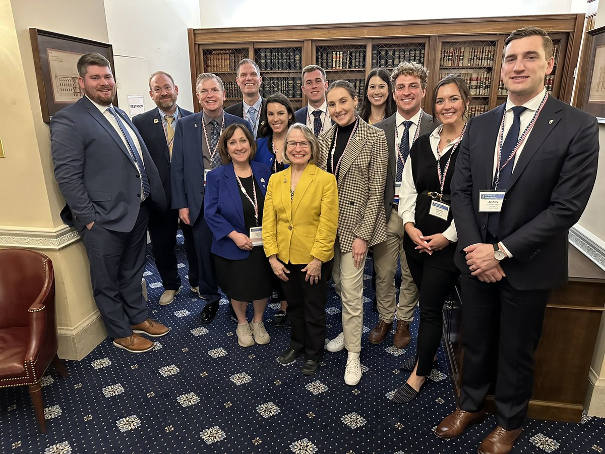 I met with #Iowa members of the American Dental Association in my D.C. office to discuss medical service costs and the REDI Act, which defers student loans for medical students until they've completed their residency.