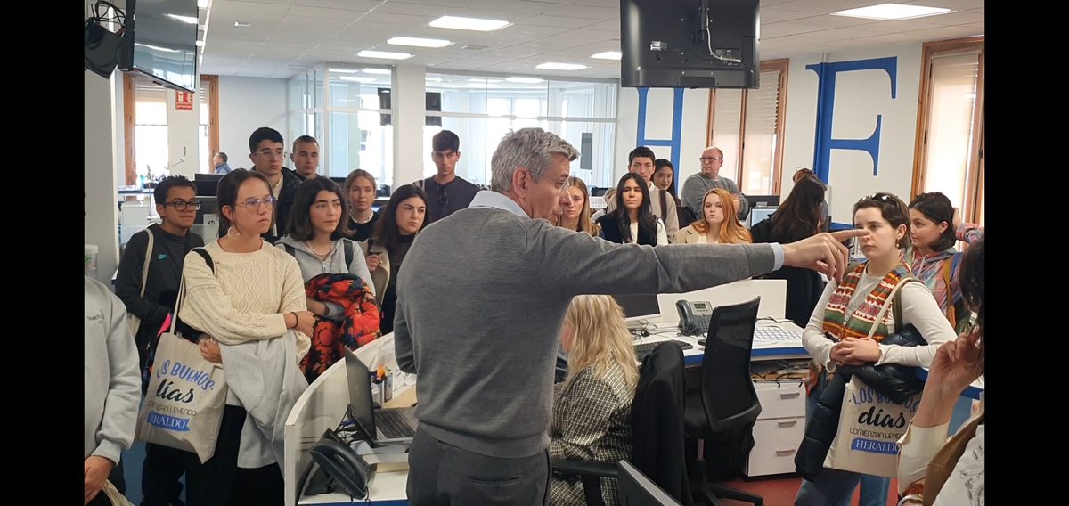 Un (GRAN) día en la redacción. Gracias a <a href="/heraldoes/">Heraldo de Aragón</a> y, en especial, a su director, <a href="/mikeliturbe/">Mikel Iturbe</a>, por escuchar las propuestas de los estudiantes de 'Artificial Intelligence in Journalism' de <a href="/fcomunav/">fcomunav</a> y por mostrarles los planes para aplicar la IA en el periódico. Mucho futuro.