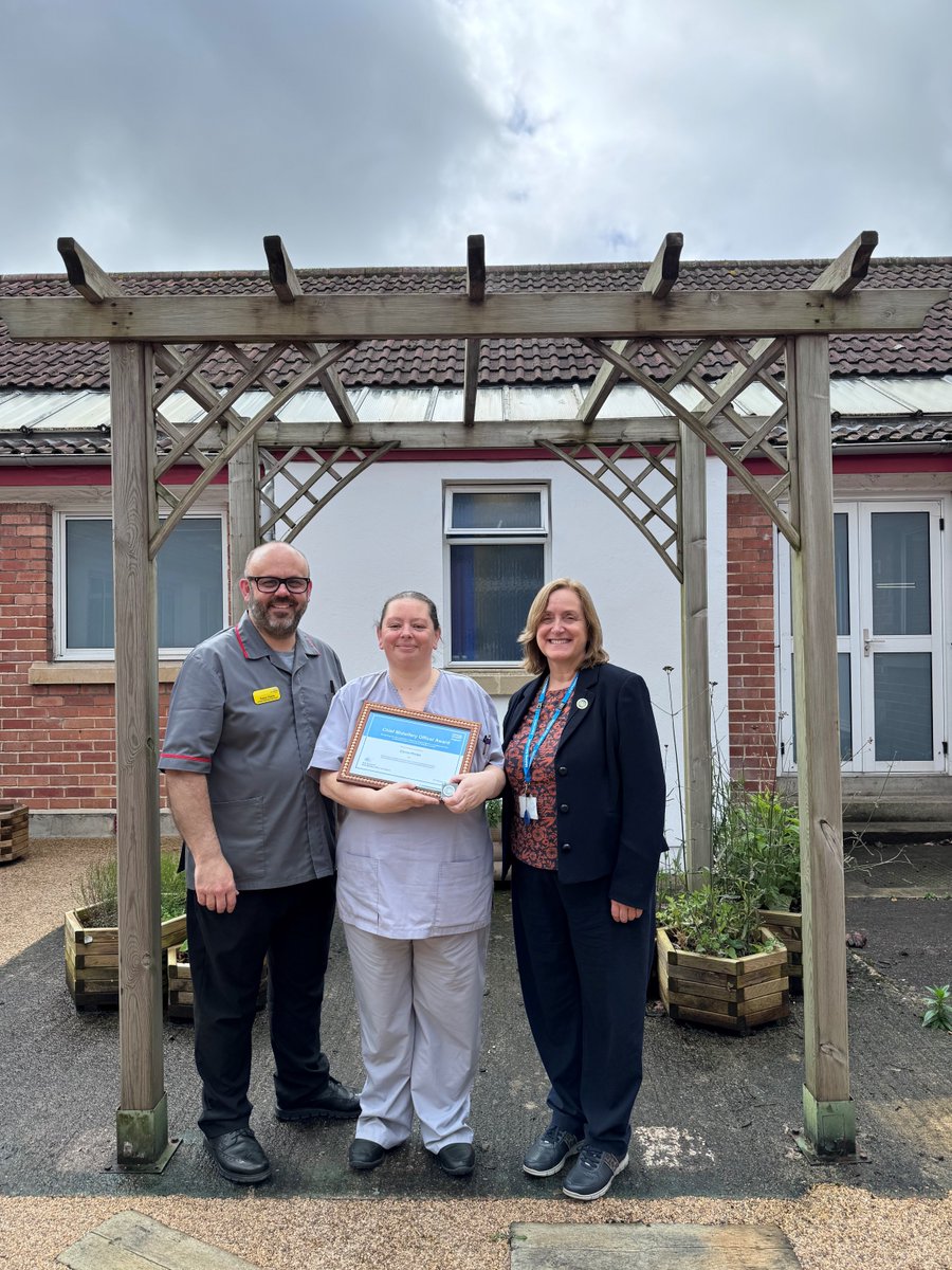 Congratulations to Maternity Bereavement Support Worker Carole who's received the @NHSEngland Chief Midwifery Officer Award for her compassionate care of families who suffer a baby loss. Read more: nbt.nhs.uk/about-us/news-… Thanks @midwifehelen for presenting Carole's award.