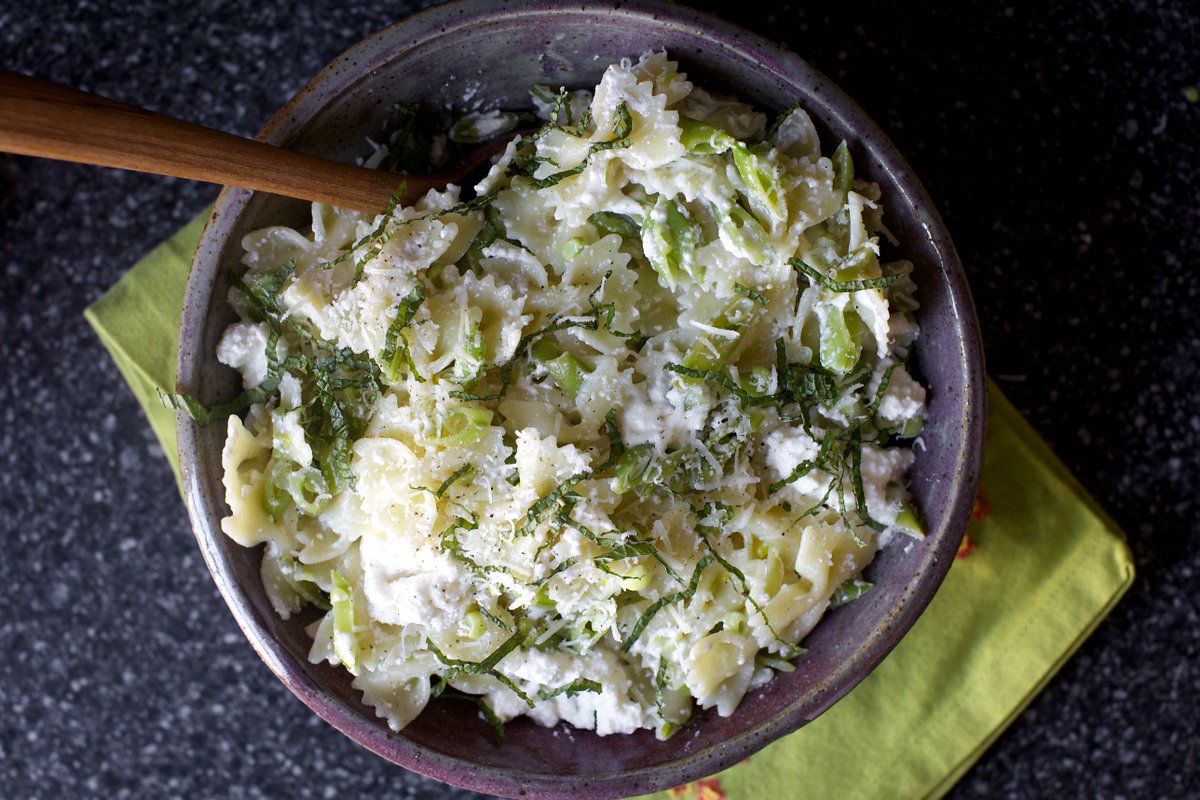 This pasta is always a massive hit for something so seemingly simple. Ricotta is dolloped in near the end and then the whole dish gets a six-part finish: olive oil, lemon juice, salt, pepper, parmesan and slivers of mint. smittenkitchen.com/2013/06/bowtie…