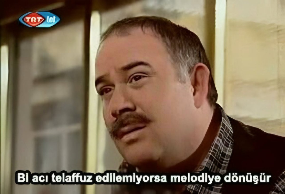 '...ne zamandır ertelediğim her acı
çıt çıkarıyor artık, başlıyor yeni bir ezgi
-bu şiir -
Sendelerken yaşamım ve bilinmez yönlerim,
Dost kalmak zorunda bana ve
sizlere...'

— Nilgün Marmara