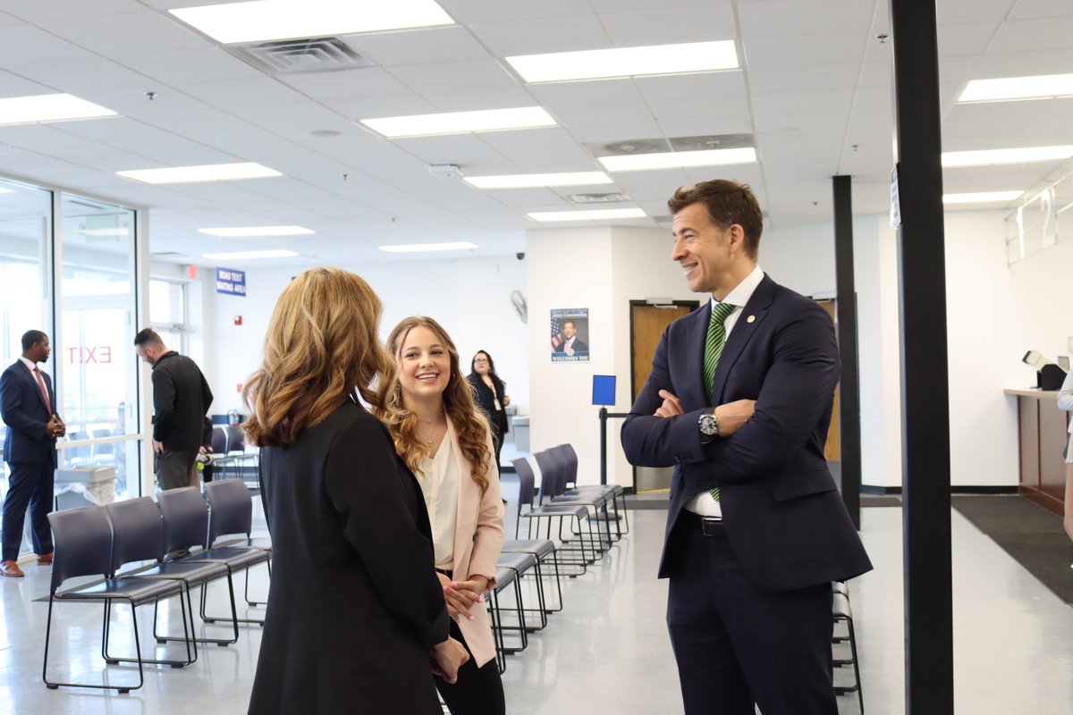 ILSecOfState's tweet image. 🚨 Today, we unveiled our new &quot;One-Stop-Shop&quot; DMV design at our Plano facility. This is one of the most significant transformations of our overall Modernization Plan, building on previous successes like &quot;Skip-the-Line&quot; and &quot;Do-It-Online&quot; programs. #ILSOS