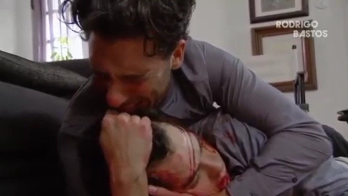 sarahnuda's tweet image. Marcelo encontra o Federico morto em seu apartamento com um tiro na cabeça. Coitado saber que o irmão se suicidou dessa maneira. 
#ACorDaPaixão #ElColorDeLaPasión