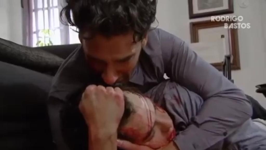 sarahnuda's tweet image. Marcelo encontra o Federico morto em seu apartamento com um tiro na cabeça. Coitado saber que o irmão se suicidou dessa maneira. 
#ACorDaPaixão #ElColorDeLaPasión