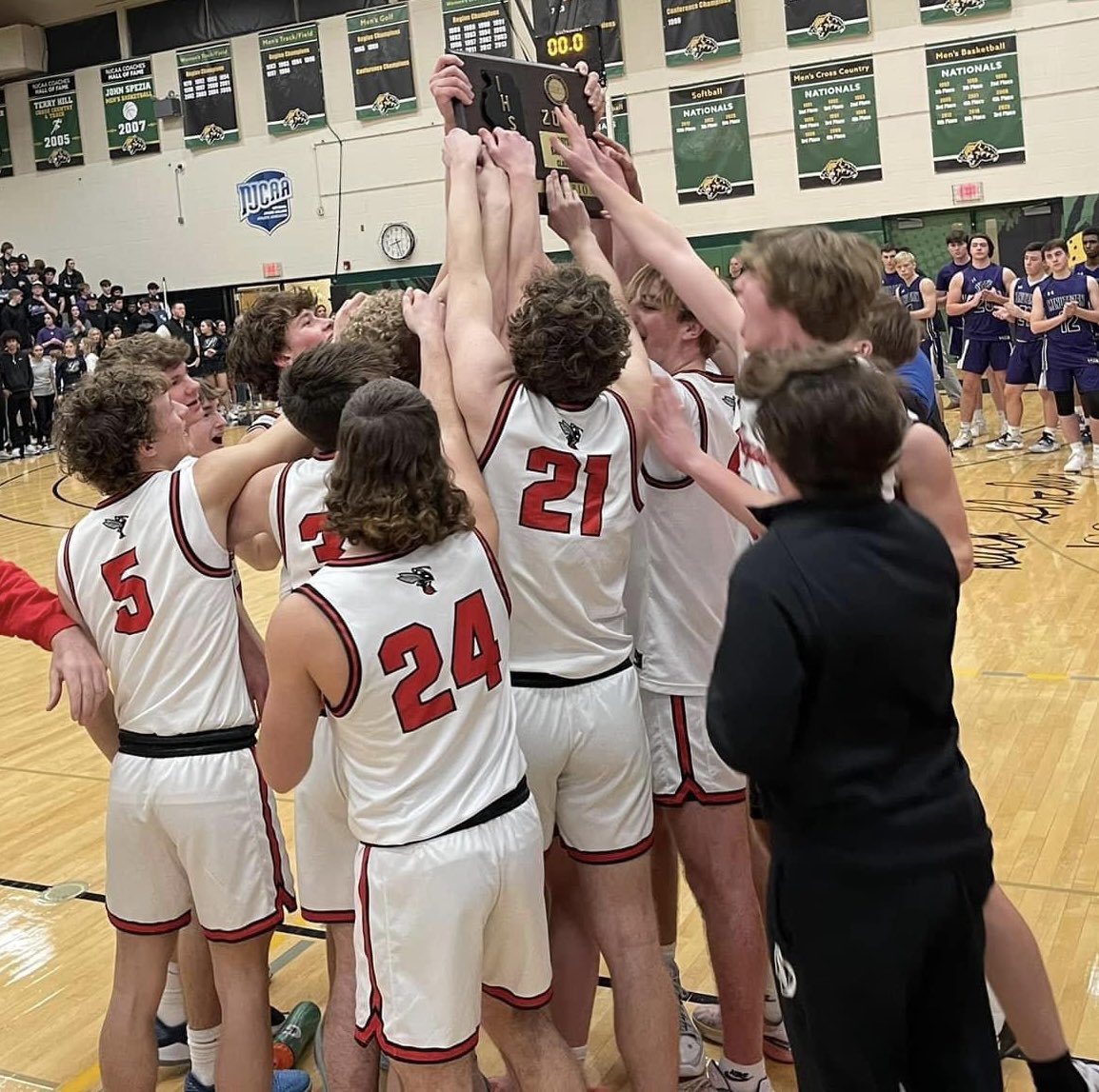 MitchNeally's tweet image. 🏀 Heyworth Head Basketball Coach position available. Please use the following link to apply. IHSA Elite 8 appearance last season. Member of the @HOIConference 🏀
@ibcacoaches @IHSA_IL @Pantagraph @pjstarsports @ClutchSportsIL @hoijim @KurtPegler
applitrack.com/husd4/onlineap…
