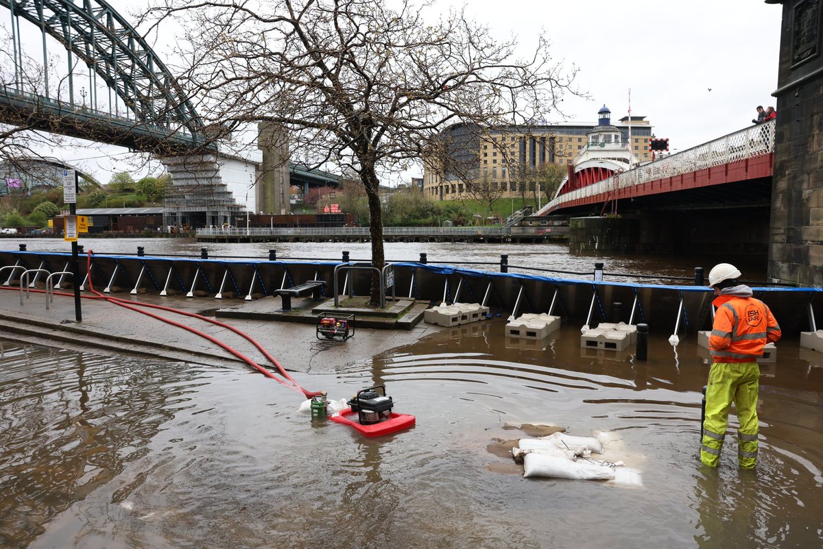 Flood warning removed after River Tyne bursts its banks at Quayside
chroniclelive.co.uk/news/north-eas…