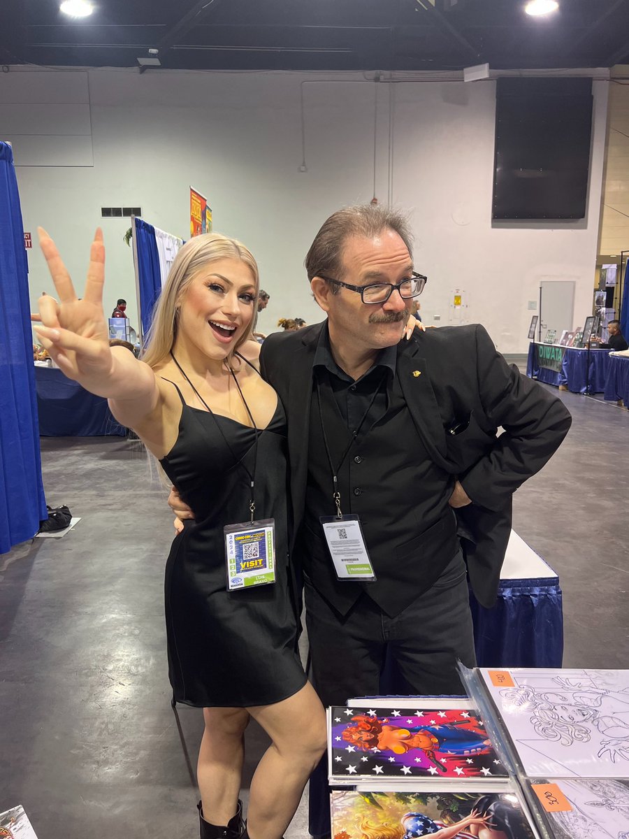 Always love getting to see @DAvallone at conventions! Part of my @DynamiteComics fam. He writes all the Elvira comics! Such an awesome, talented writer!!