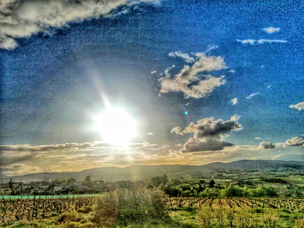 #366JoursChezDesVignerons
Jour 101

Retour dans le Beaujolais !😁

Le plaisir de retrouver 'son' ciel !💞
Petit spectacle soleil et nuages pour nous accueillir 🥰

Bonne soirée ! 💛🤍💙💚

#moncieldujour #NatureBeauty #NaturePhotography #beaujolais