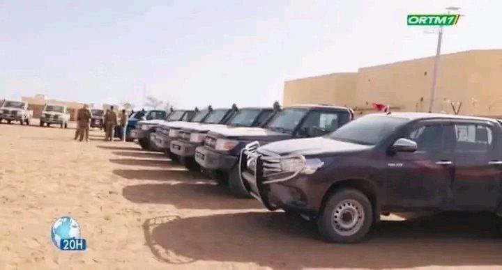 ✅ 🇲🇱 Mali souverain ✊: Cérémonie de remise de plusieurs véhicules aux @FAMa_DIRPA à Kidal... 🐭:qui a dit que les africains ne peuvent pas mener à bien leur destinée? N’y a-t-il pas meilleur évolution qu’aux derniers 10ans des colons🇫🇷? @sergedanielinfo @EmmanuelMacron @BFMTV
