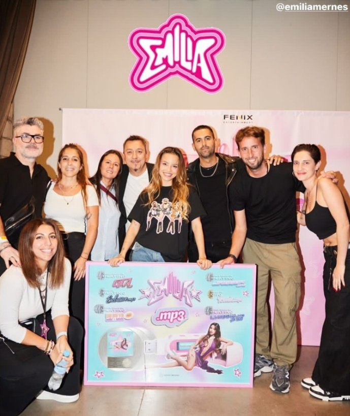 Emilia junto a su placa de triple platino de #Mp3 💿⭐️