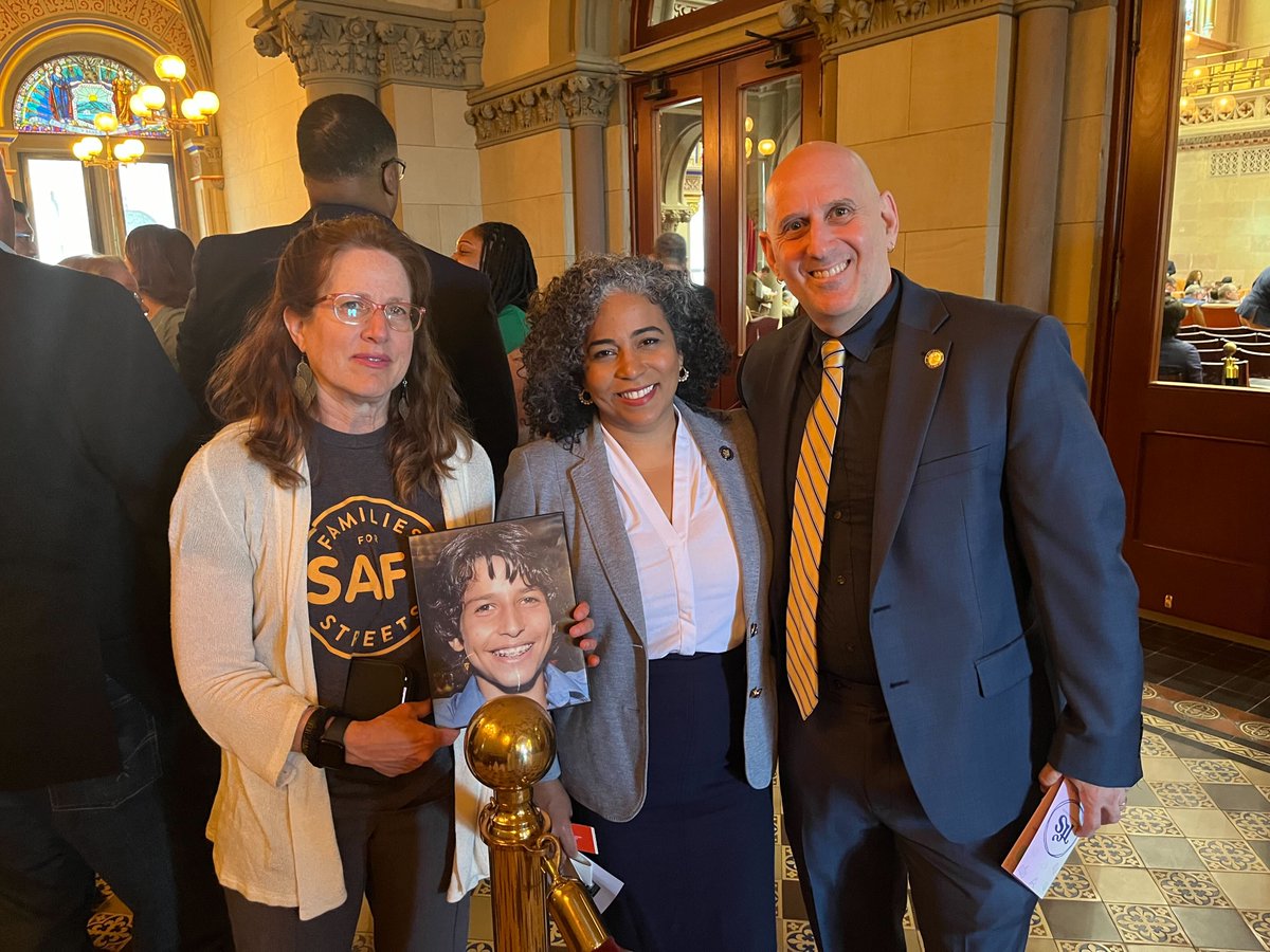 We're back in Albany, continuing our push for #SammysLaw in the budget. We are in a crisis and the @NYSA_Majority has the power to save lives. TY to @KarinesReyesNYC, @HarveyforNY, and @EmilyAssembly for your continued support.