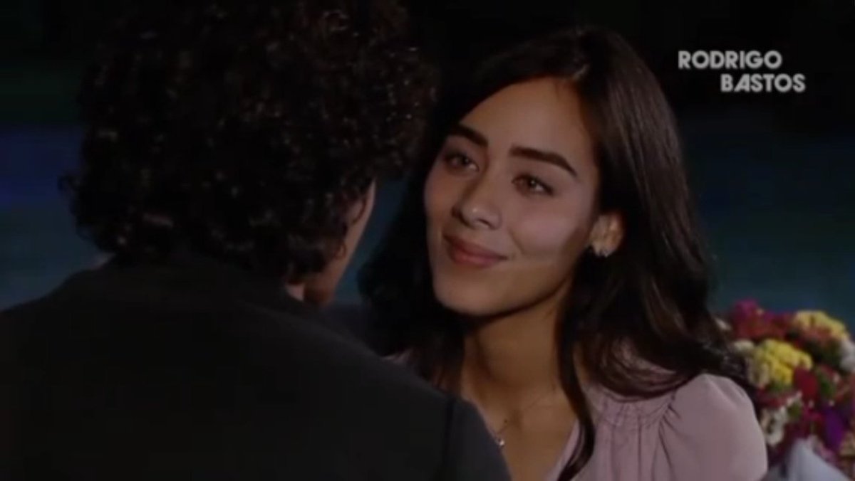 sarahnuda's tweet image. Lúcia mostrando ao Rodrigo o bilhete que recebeu anônimo com a mensagem que dizia que ele está a traindo com uma outra mulher. Se ela souber que a mulher é a própria irmã. 
#ACorDaPaixão #ElColorDeLaPasión