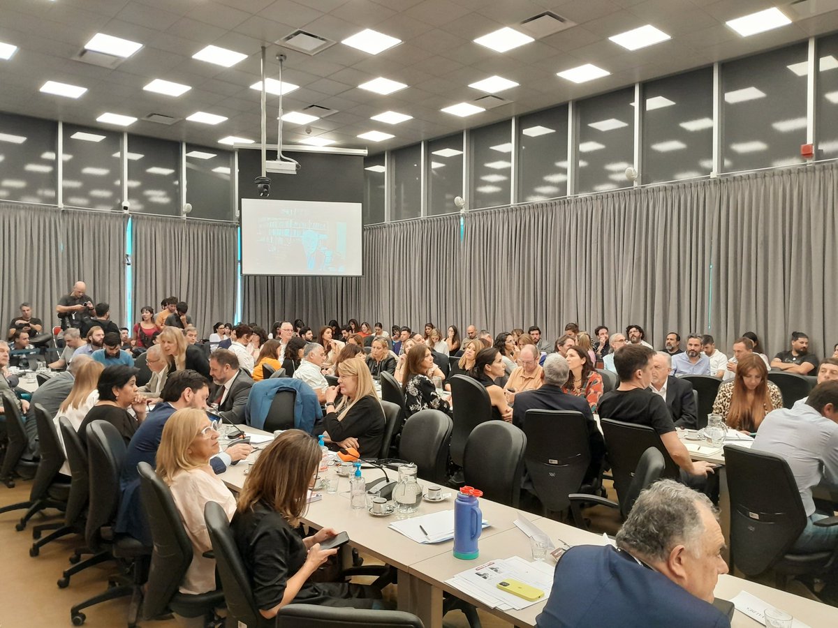 La libertad de cortar la transmisión.
ANALISIS DEL DNU
CONSTITUCIONALISTAS 
Luego que hablaron 3 y expresaron 👇🏼 la cámara cortó la transmisión.

Dr Gil Lavedra "El Dec 70/23 es nulo de nulidad absoluta e insanable no cumple los requisitos constitucionales y su ves pretende