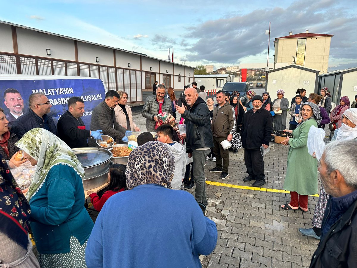 Bayramın arefesi son iftarımızı Kaynarca Mahallesi Kore konteyner kentte yaşayan hemşehrilerimle birlikte yaptık. Tüm Malatyalıların güvenli evlerimizde bayram kutlayacağımız günlerin biran önce gelmesini diliyorum. 🙏 #malatya