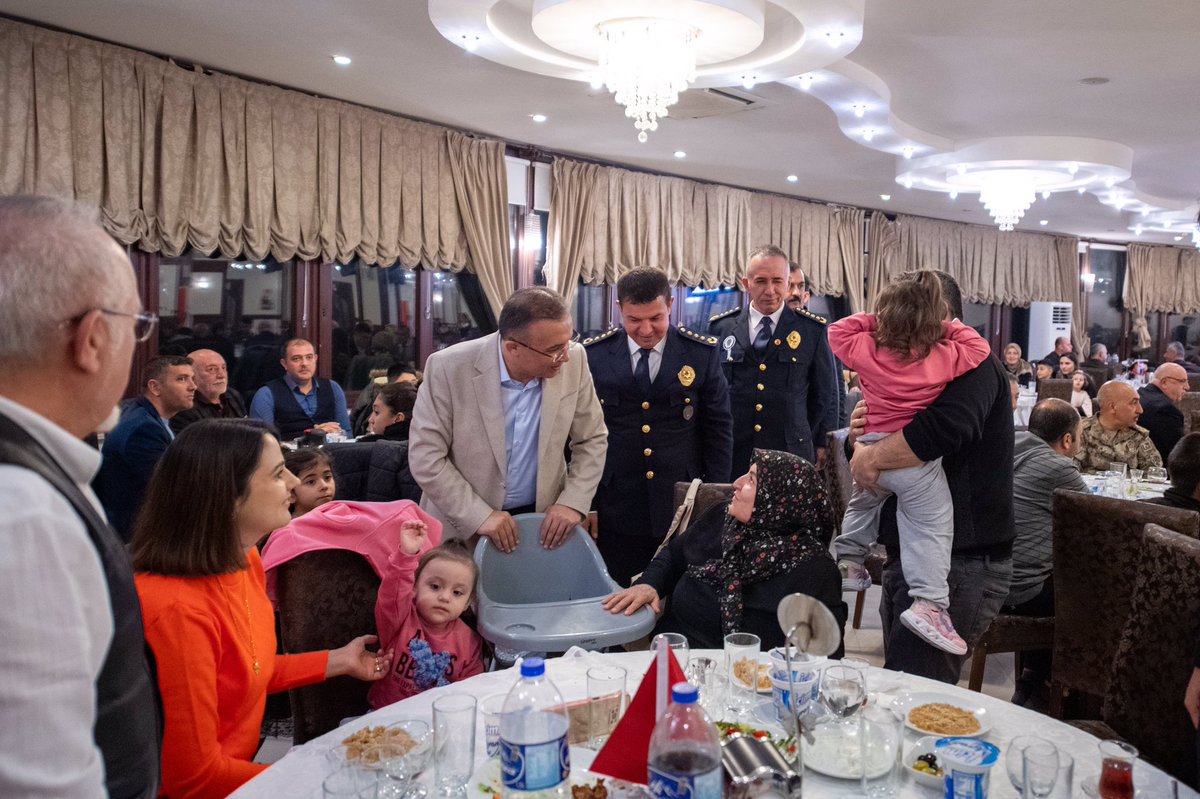 Valimiz Kemal Çeber, 10 Nisan #PolisHaftası kapsamında İl Emniyet Müdürlüğü tarafından düzenlenen iftar programında huzur ve güvenin teminatı olan emniyet güçlerimiz ve aileleri ile bir araya geldi. @kemalcebervali