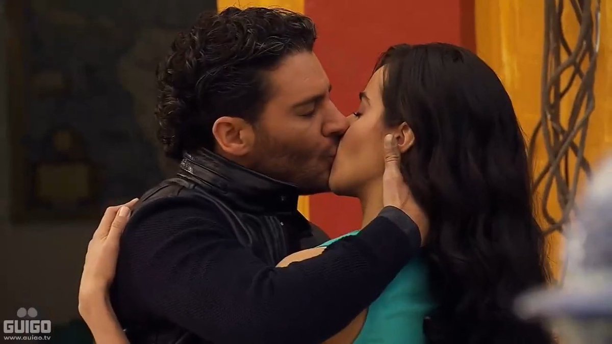 sarahnuda's tweet image. O primeiro beijo entre Lucía e Marcelo vindo como vingança para o Rodrigo depois dele ter a largado no altar. 
#ACorDaPaixão #ElColorDeLaPasión