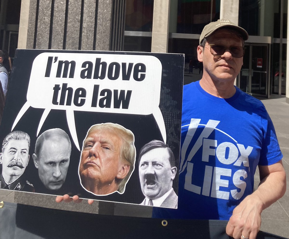 TruthOverFox's tweet photo. A sunny, warm day. Perfect for fighting #FoxLies propaganda!
@riseandresistny
#TrumpCrimeBoss
#NotAboveTheLaw https://t.co/B6AOyYKSV6