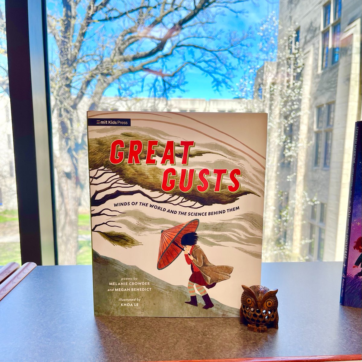 📚💨 Great Gusts: Winds of the World and the Science Behind Them by Melanie Crowder and Megan Benedict and illustrated by Khoa Le. #dailybutlershelfie #BigWindDay #GreatGusts #MelanieCrowder #MeganBenedict #KhoaLe @MITKidsPress