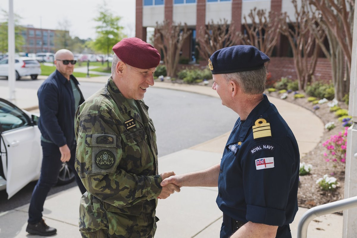 🇨🇿Czech Republic is committed to contributing to @NATO collective security efforts & transatlantic bond. Lt. Gen. Hlaváč emphasized importance of Alliance's transformations in face of evolving security threats during his visit to @NATO_ACT: act.nato.int/article/gen-hl… #WeAreNATO